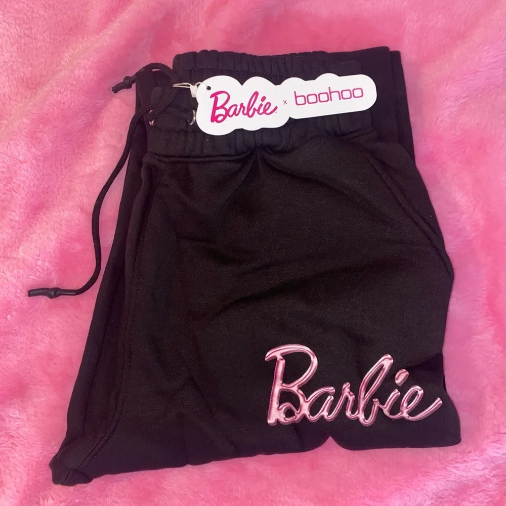 Barbie x Boohoo oversized joggers - Picture 4 of 8